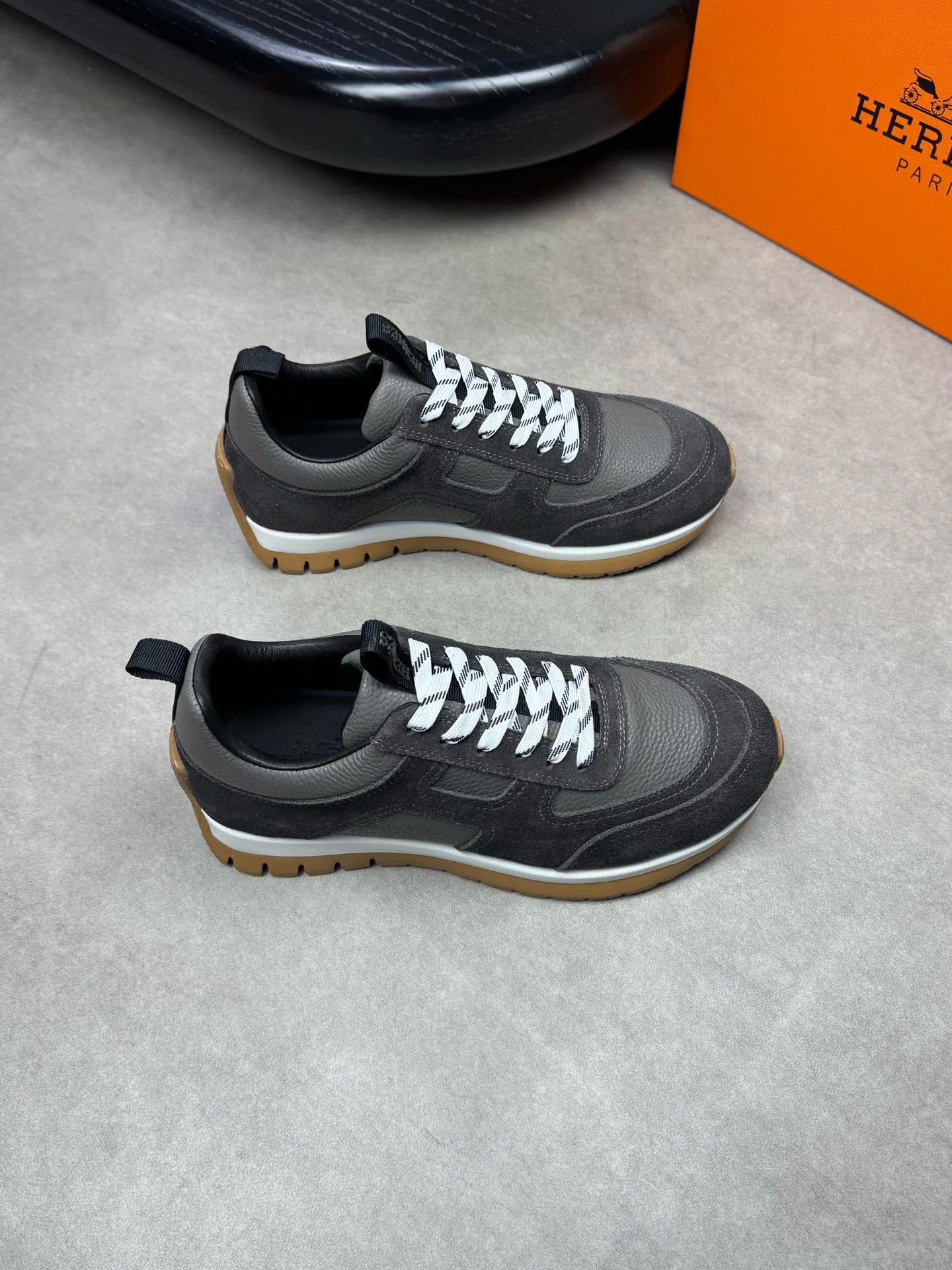 [HERMES] Hermes men's shoes 💰: 800💰 - High-end quality original items 🔍🔍🔍 casual sports shoes - Upper: 🔝 pebbled calfskin, suede calfskin, shoe body forged ´H´ totem, tongue webbing injection molded brand logo - Lining: brand canvas, foot pads; water-dyed cowhide -Outsole: Ultra-light T men's shoes 💰U foam; two-color molded outsole -Ultra-high quality control and fine workmanship: highlighted (high-end, extravagance, grade) -Size: 38-44 (45, can be customized)